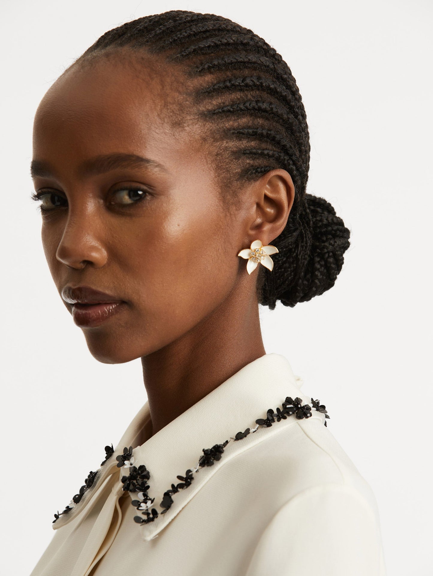 Oscar de la Renta Jasmin Flower Stud Earrings in Ivory